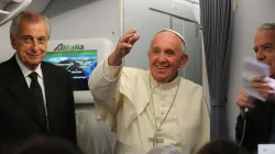 Papst Franziskus agiert mit Journalisten bei einem seiner "fliegenden Pressekonferenzen" / CNA / Alan Holdren