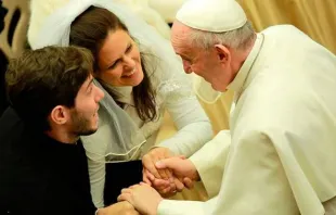 Papst Franziskus mit einem frisch verheirateten Ehepaar / CNA / Daniel Ibanez