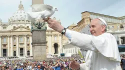 Papst Franziskus mit einer Taube, dem Symbol des Friedens, am Petersplatz / L‘Osservatore Romano