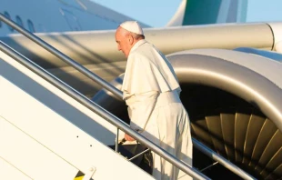 Papst Franziskus beim Betreten des päpstlichen Fliegers. Mit an Bord auf der Reise nach Peru und Chile vom 15. bis 22. Januar 2018: EWTN / CNA Romkorrespondent Alvaro de Juana.  / CNA / Vatican Media