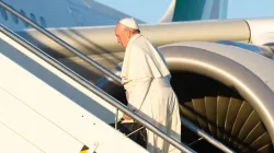 Papst Franziskus beim Betreten des päpstlichen Fliegers. Mit an Bord auf der Reise nach Peru und Chile vom 15. bis 22. Januar 2018: EWTN / CNA Romkorrespondent Alvaro de Juana.  / CNA / Vatican Media