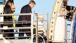 Papst Franziskus besteigt sein Flugzeug nach Afrika am 31. Januar 2023 / Daniel Ibáñez / CNA Deutsch