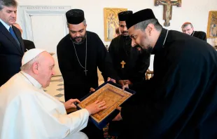 Papst Franziskus mit orthodoxen Geistlichen am Vormittag des 23. Februar 2023 / Vatican Media