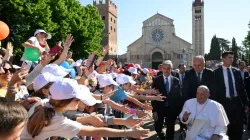Papst Franziskus mit Kindern und Jugendlichen am 18. Mai 2024 in Verona / Vatican Media