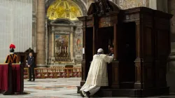 Papst Franziskus beichtet im Petersdom (Archivbild) / L’Osservatore Romano