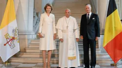 Papst Franziskus mit dem König der Belgier und dessen Ehefrau / Vatican Media