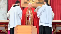 Papst Franziskus beim Requiem für Papst Benedikt XVI. vor dem Sarg, 5. Januar 2023 / Vatican Media