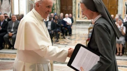 Papst Franziskus mit Schwester Simona Brambilla im Jahr 2017 / Vatican Media