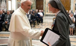 Papst Franziskus mit Schwester Simona Brambilla im Jahr 2017 / Vatican Media