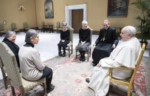 Papst Franziskus mit Erzbischof Georg Gänswein und den ehemaligen Haushälterinnen von Benedikt XVI. am 3. Januar 2024 / Vatican Media