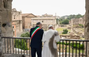 Papst Franziskus mit Bürgermeister Roberto Gualteri am 10. Juni 2024 auf dem Kapitolshügel / Vatican Media