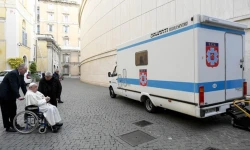 Papst Franziskus mit neuem Krankenwagen für die Ukraine / Dikasterium für den Dienst der Nächstenliebe