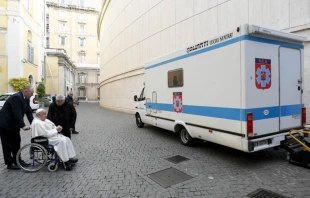 Papst Franziskus mit neuem Krankenwagen für die Ukraine / Dikasterium für den Dienst der Nächstenliebe