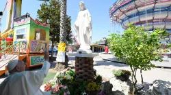 Papst Franziskus segnet eine Marienstatue am 31. Juli 2024 im Luna Park in Ostia / Vatican Media