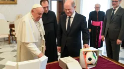 Papst Franziskus mit Bundeskanzler Olaf Scholz / Vatican Media