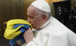 Papst Franziskus mit ukrainischer Flagge (Archivbild) / Vatican Media