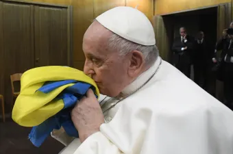 Papst Franziskus mit ukrainischer Flagge (Archivbild) / Vatican Media