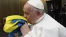 Papst Franziskus mit ukrainischer Flagge (Archivbild) / Vatican Media