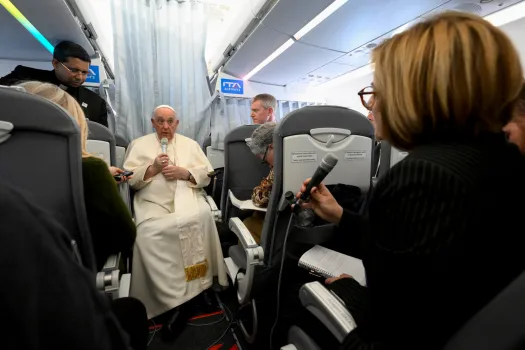 Papst Franziskus bei der fliegenden Pressekonferenz auf dem Rückflug von Budapest nach Rom am 30. April 2023 / Vatican Media