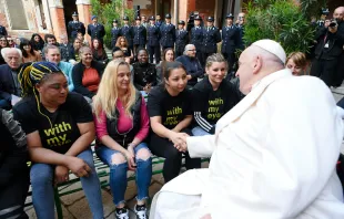 Papst Franziskus mit Insassen eines Frauengefängnisses in Venedig / Vatican Media