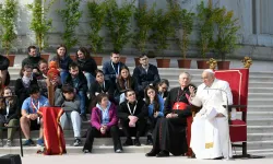 Papst Franziskus mit jungen Menschen in Venedig / Vatican Media