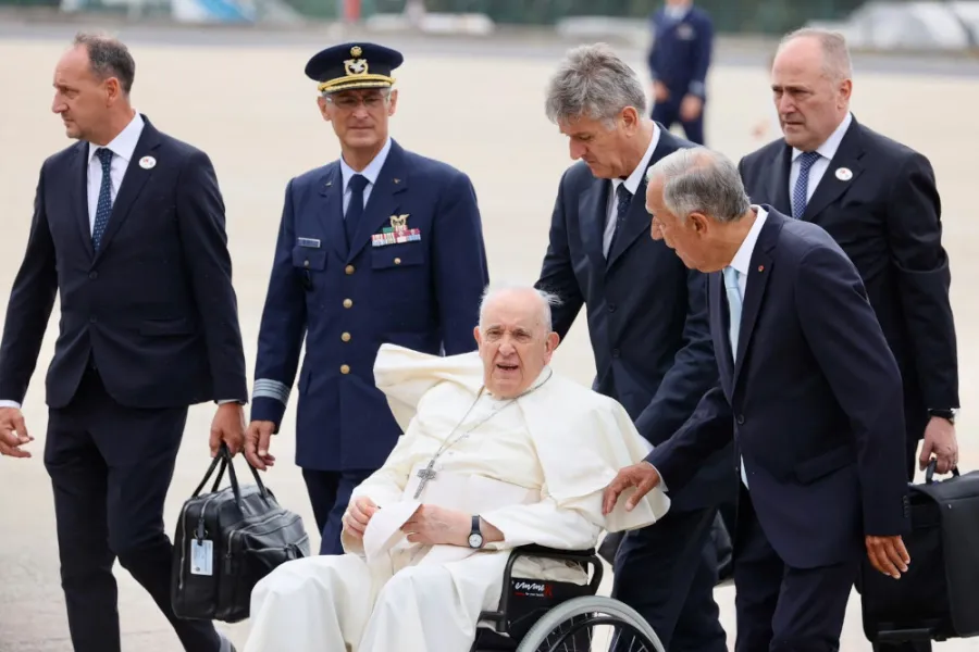 Papst Franziskus am 2. August 2023 nach seiner Landung in Lissabon