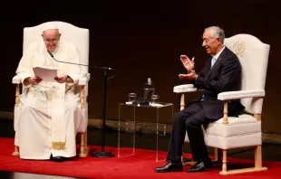 Papst Franziskus und der portugiesische Präsident Marcelo Rebelo de Sousa am 2. August 2023 in Lissabon / Daniel Ibáñez / CNA Deutsch