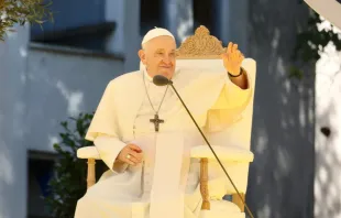 Papst Franziskus am 3. August 2023 vor Studenten an der Katholischen Universität Lissabon im Rahmen des Weltjugendtags / Daniel Ibáñez / CNA Deutsch