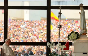 Papst Franziskus am 5. August 2023 in Fatima / Daniel Ibáñez / CNA Deutsch