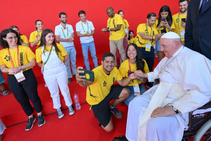 Papst Franziskus mit freiwilligen Helfern des Weltjugendtags in Lissabon am 6. August 2023