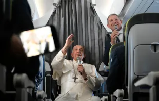 Papst Franziskus auf dem Rückflug von Portugal nach Rom am 6. August 2023 / Vatican Media