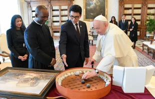 Papst Franziskus und der Präsident von Madagaskar, Andry Nirina Rajoelina / Vatican Media