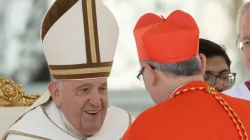 Papst Franziskus mit einem neuen Kardinal am 30. September 2023 / Daniel Ibáñez / CNA Deutsch