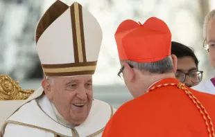 Papst Franziskus mit einem neuen Kardinal am 30. September 2023 / Daniel Ibáñez / CNA Deutsch