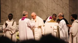 Papst Franziskus vor Beginn der Messe am 6. Januar 2024 / Elizabeth Alva / CNA Deutsch