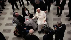 Papst Franziskus im Gespräch mit einer Person mit Behinderung am 10. Januar 2024 / Elizabeth Alva / CNA Deutsch