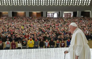 Papst Franziskus mit Firmlingen der der italienischen Erzdiözese Bari-Bitonto / Vatican Media