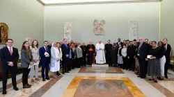 Papst Franziskus mit der Päpstlichen Kommission für den Schutz von Minderjährigen / Vatican Media