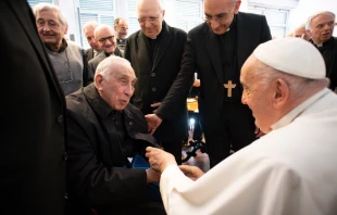 Papst Franziskus mit einem alten Priester / Vatican Media