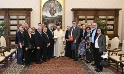 Papst Franziskus mit der Gruppe „Pasqua Together 2025“ / Vatican Media