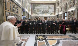 Papst Franziskus mit Beamten der italienischen „Guardia di Finanza“ / Vatican Media