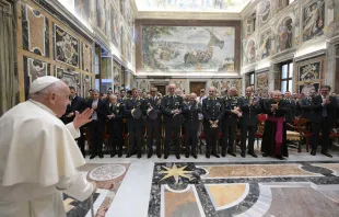 Papst Franziskus mit Beamten der italienischen „Guardia di Finanza“ / Vatican Media