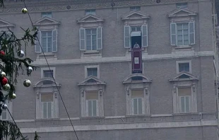 Papst Franziskus am 5. Januar 2025 beim Angelus im Regen / screenshot / YouTube / Vatican News - Deutsch