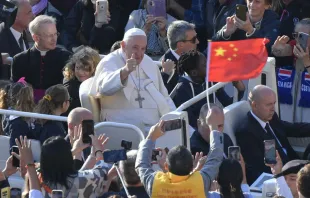 Chinesische Flagge und Papst Franziskus / Vatican Media