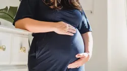Frau mit ungeborenem Kind /  Amina Filkins