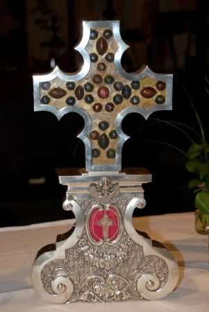 Das Freckenhorster Kreuz: Nachbildung des Originals, das der Jahrhunderte alten Legende nach einer Äbtissin buchstäblich vom Gewölbe der Kirche des Damenstifts Freckenhorst zugefallen ist. 