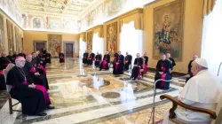 Französische Bischöfe sitzen mit Sicherheitsabstand beim Besuch im Vatikan im März 2020 / Vatican Media