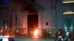 Brandsatz an einer Barrikade vor dem Dom von Resistencia im Bundesstaat Chaco (Argentinien) / YouTube / Screenshot 