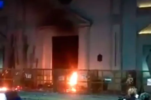Brandsatz an einer Barrikade vor dem Dom von Resistencia im Bundesstaat Chaco (Argentinien) / YouTube / Screenshot 
