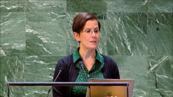 Die UN-Sonderberichterstatterin für Gewalt gegen Frauen und Mädchen, Reem Alsalem. / Screenshot von YouTube